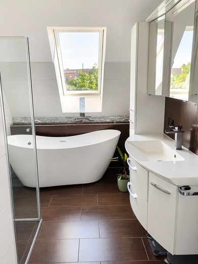 senza commissioni, appartamento di 3 locali ai margini di Berlino, posizione da sogno, terrazze soleggiate – Badezimmer mit Wanne