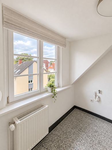 Wohnen über den Dächern Schwachhausens – 2 Zimmer, Dachterrasse und Grünblick – Badezimmer mit Ausblick