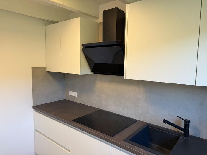 122-Wysokiej jakości, odnowione 5-pokojowe mieszkanie na poddaszu z balkonem słonecznym i wymarzonym widokiem w dal – Zdjęcie 1