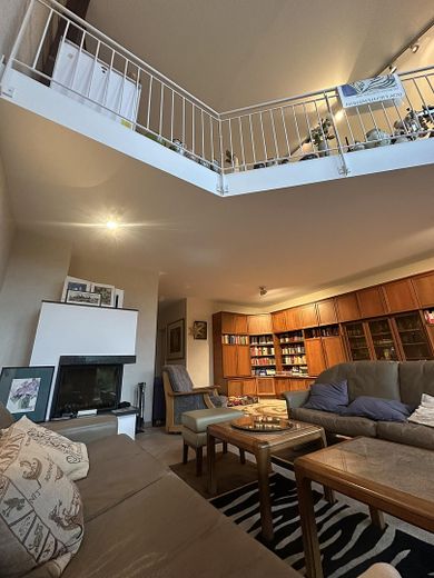 Wohnzimmer mit Kamin