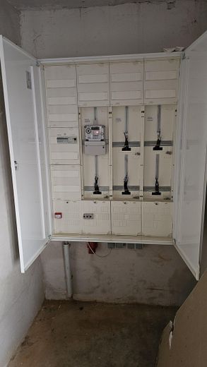 Neuer Elektroschrank