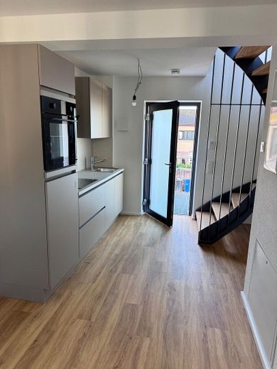 Kapsamlı tadilat sonrası ilk kullanım | KfW55 EE | 62 m² | Üst kat/çatı katı | İstasyona 2 dk. | Taşınmaya hazır 10/2026 – Küche