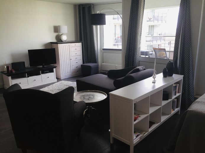 Loft an der Elbe mit Balkon und Blick auf den Elbtower, neben Hafencity – Wohnbereich