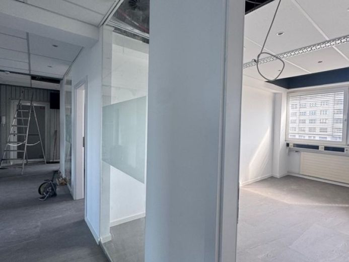 10245 - Office spaces individual rooms for rent – completely renovated & air-conditioned – Foto 1