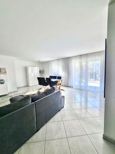 Maisonette di 4 locali con giardino, terrazza e 2 posti auto in garage sotterraneo – Wohn-/Essbereich