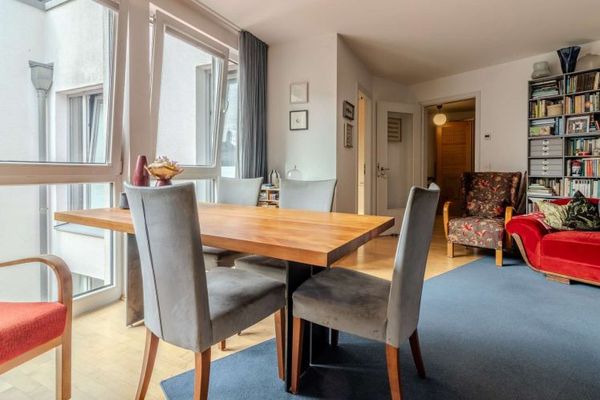 Familiengerechtes Wohnen mit Stadthauscharakter, Dachterrasse und TG-Stellplatz in Innenhoflage!