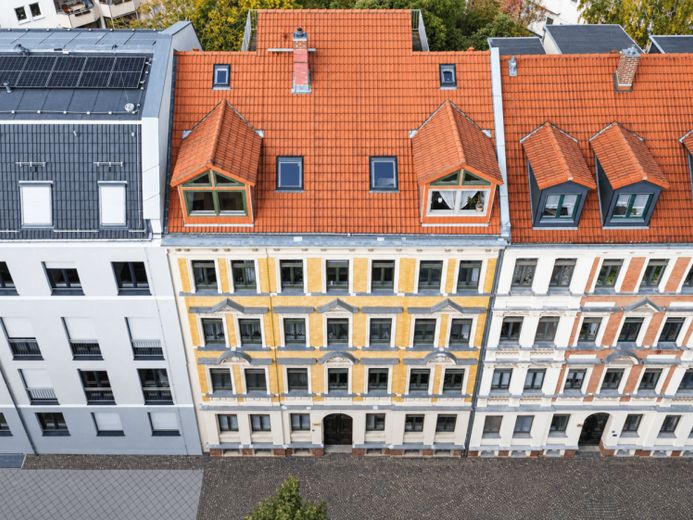 DENKMAL-ALTBAU IN LEUTZSCH | Vermietete 2-Raum-Wohnung mit hofseitigem Balkon – الصورة 1