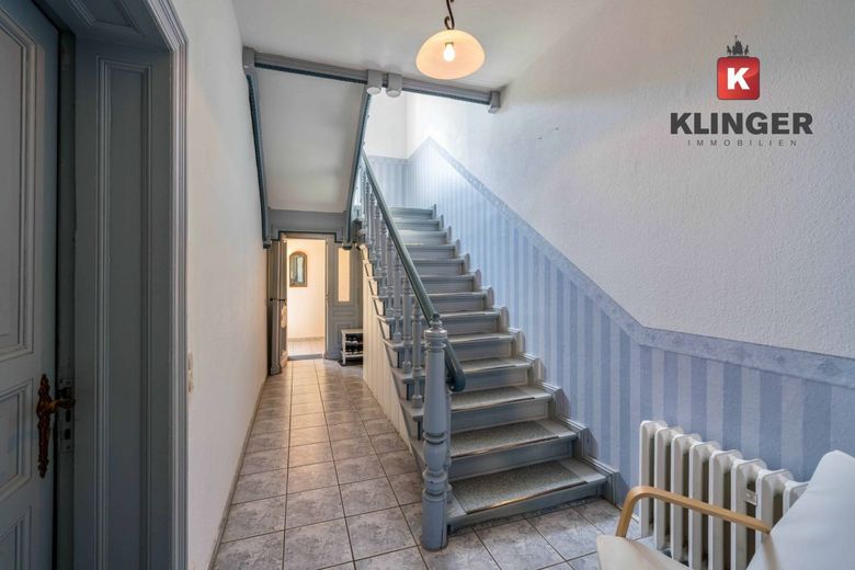 Diele mit Treppe zum 1. OG