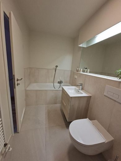 Immo F 261019 – Bad; Badewanne Spiegelwand