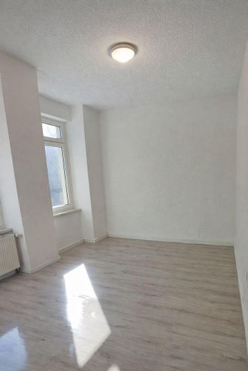 Neu renovierte 2-Zimmerwohnung mit Balkon zu vermieten – Wohnzimmer
