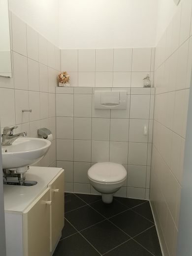 Stilvolle 3 Zimmer-Wohnung mit Balkon und EBK in der Kemptener Innenstadt. – WC-Gäste