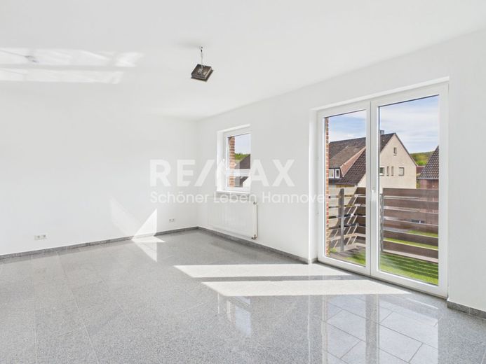 Mehr Platz als erwartet, modernisierte DHH, mit wohnlich ausgebautem Keller mit  eigenem Eingang. – Zimmer OG mit Balkon OG