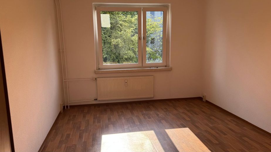 Tolle 3 Zimmer Wohnung mit Balkon, RENOVIERT !, leer, gute Energieklasse, Kapitalanlage/Eigennutzung – großes Schlafzimmer