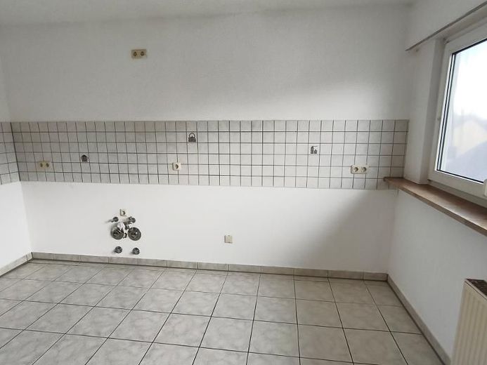 3 Zi. Wohnung (Nr. 6) im DG (2. OG) mit Balkon und Garage – Küche Bild 2