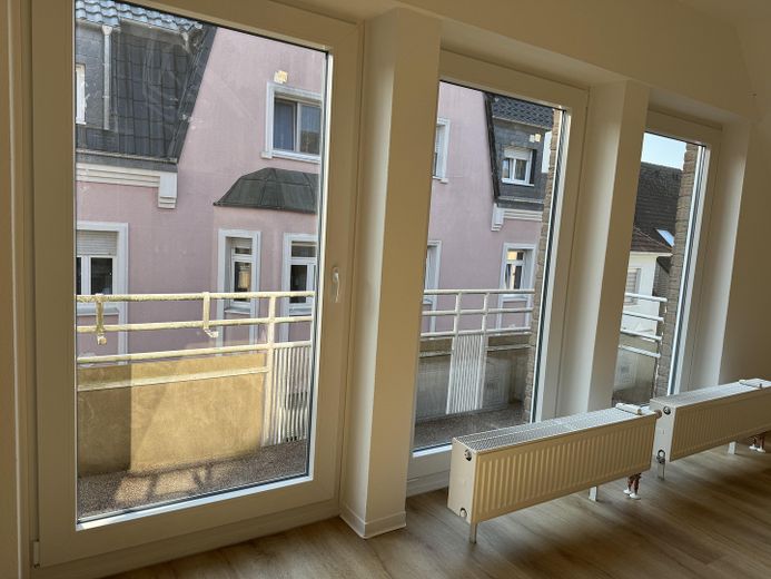 Wohnzimmer Aussicht, kl Balkon