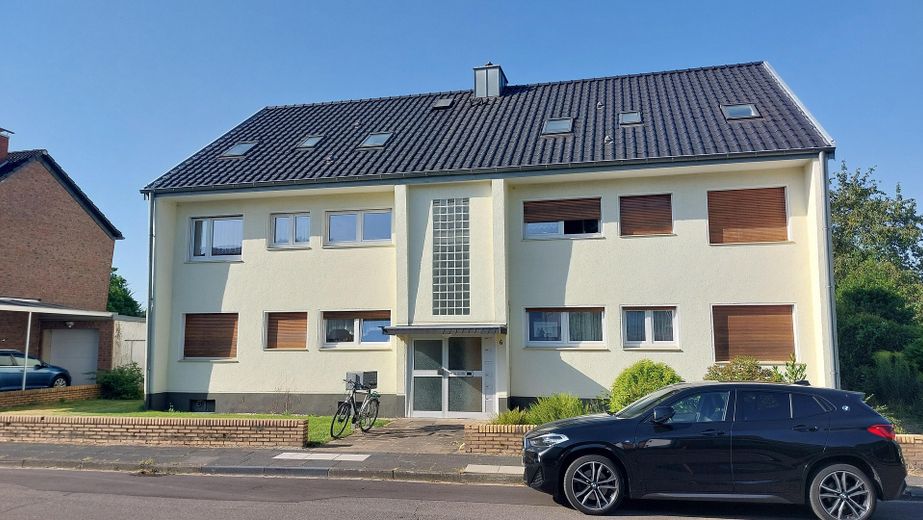Frisch sanierte Dachgeschosswohnung mit Garage, PV-Strom & Klimaanlage – max. 6 Monate – Hausansicht
