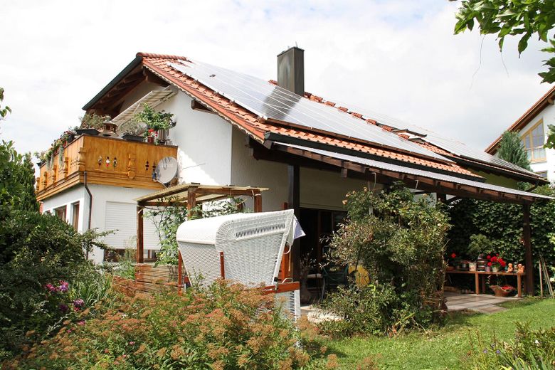 Traumwohnung m. Garten in bester Wohnlage Ende Sackgasse mit Blick in die Alpen mit PV Anlage – Garten