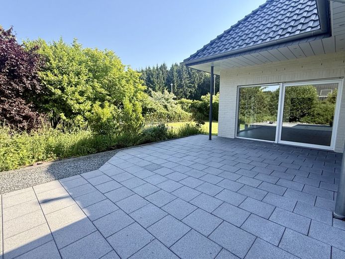 Moderner Wohntraum mit Einliegerwohnung und großer Sonnenterrasse im Speckmantel von Stadthagen – Weitläufige Terrasse
