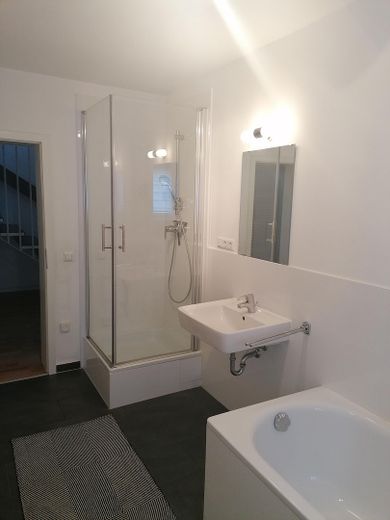 Großzügiges, helles Haus in ruhiger Wohnstraße (30km-Zone) in Pinneberg-Waldenau. – Bad-EG-1