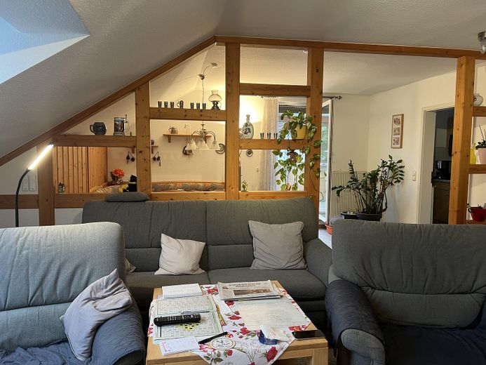 Helle 2-Zimmer Dachgeschosswohnung in Großenseebach mit großem Balkon - BITTE KEINE MAKLERANFRAGEN – Wohnzimmer