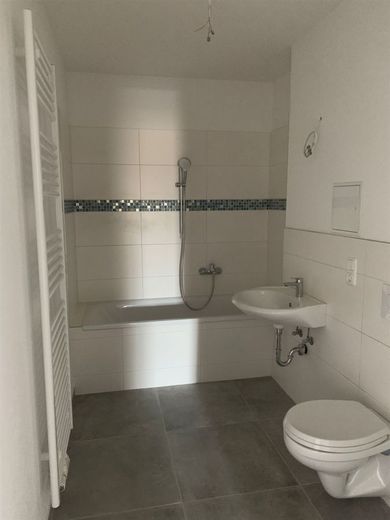 Zweitbezug nach San.! Große3-Zi. mit Einbauküche, Laminat, Lift, Balkon und Wanne! – Bad