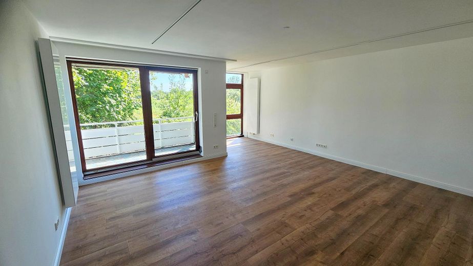 Stilvoll kernsaniert – helle Maisonettewhg m. neuer EBK, Balkon & Terrasse im begehrten Geteviertel – Wohnzimmer Ansicht 2