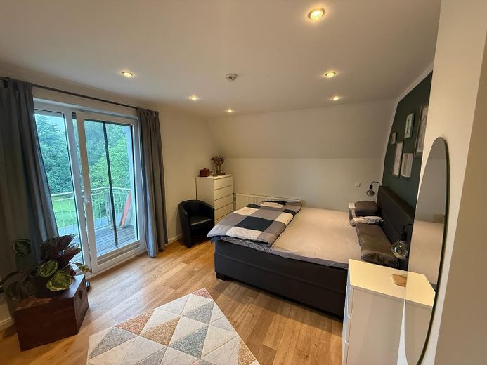 Stilvolles Einfamilienhaus mit 1.800 m2 Südgrundstück und hochwertiger Ausstattung – Schlafzimmer OG