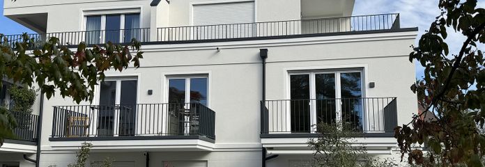 NEAR-NEW VILLA APARTMENT | 2 BALCONIES - SOUTH and WEST | GREEN VIEWS | FITTED KITCHEN | CUSTOM-BUILT FITTINGS | SMART HOME – Hausansicht vom Garten