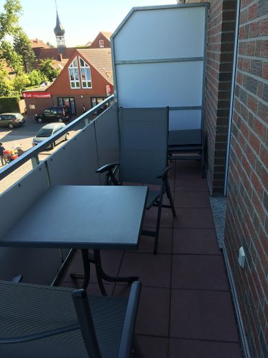 Nowoczesne mieszkanie z przestronną loggią, balkonem i poddaszem w najlepszej lokalizacji w Hooksiel – Loggia