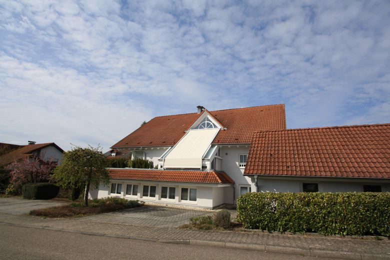 Wymarzony dom architekta z pomieszczeniami biurowymi | najlepsza lokalizacja w Öhringen Süd z basenem – Haus Frontansicht 1