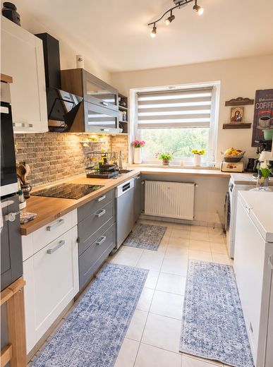 Appartement lumineux de 3 pièces avec balcon sur la Rathausplatz – Küche mit Einbauküche