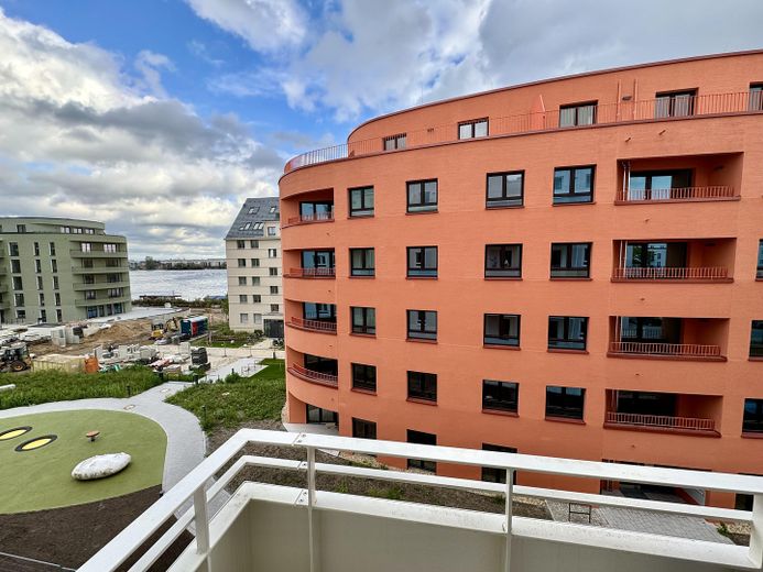 Havel manzaralı, engelsiz yeni yapım 2 odalı daire – 13 Balkonblick links