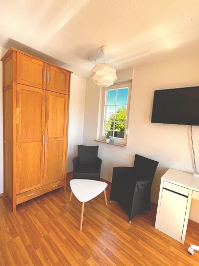 Schrank und Leseecke im OG