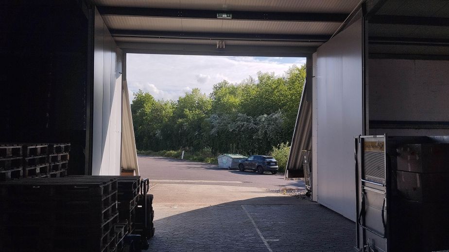 Capannone di stoccaggio e produzione di 1000m² nella zona industriale, 2,75 €/m² vicino a Saarbrücken (uffici opzionali) – Torbereich - LKW befahrbar