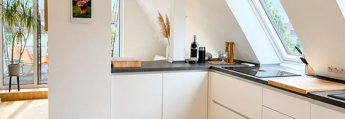 Arbeiten mit Loft-Feeling: besondere Büro-/Studiofläche mit Dachterrasse – Offener Küchenbereich