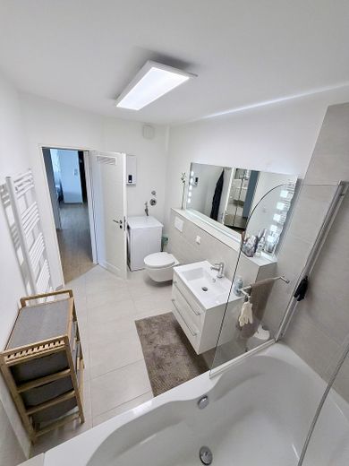 Vivienda moderna con balcón y plaza de aparcamiento en garaje subterráneo cerca del Rin – Badezimmer