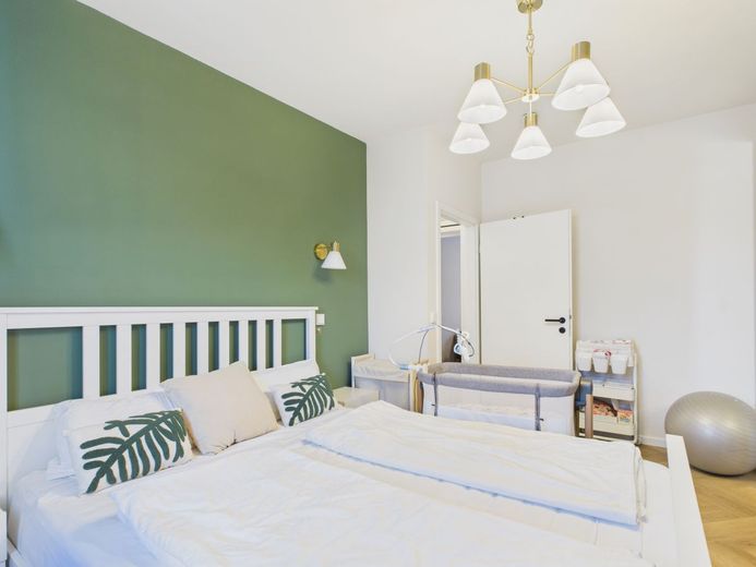 bezugsfreie 3 1/2-Zimmer-Wohnung mit Balkon in Charlottenburg, hochwertig möbliert – Schlafzimmer