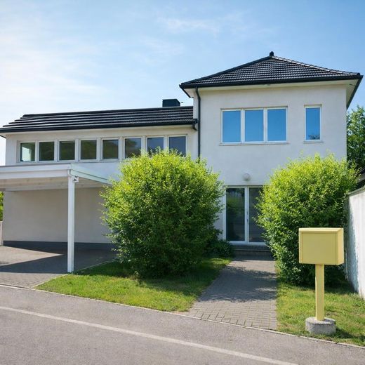 gepflegte Villa mit eig. Seezugang, Steg, Gästehaus, Sauna, Designmobiliar nahe Berlin – Von der Straßenseite