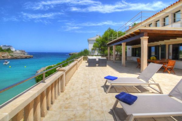 Villa in 1. Meereslinie mit Ferienvermietungslizenz in Cala Marsal auf Mallorca zu verkaufen