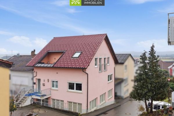 360° | Zadbany dom w zabudowie bliźniaczej z loggią na poddaszu i miejscem postojowym w Baindt