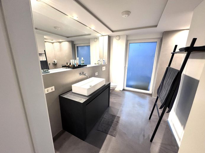 Bad mit bodentiefen Fenster