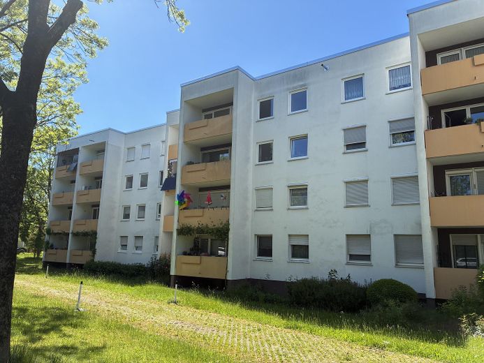 Frisch sanierte 3-Zimmer-Wohnung mit Loggia und TG in attraktiver Lage – Ansicht von der Straße