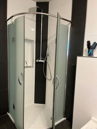 Atractiva casa adosada con balcón, terraza y jardín bien cuidado – Badezimmer (UG)