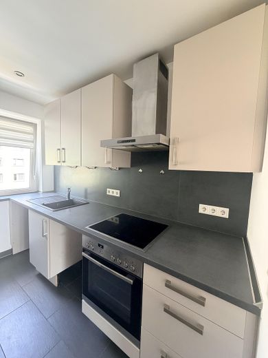 Erstbezug nach Sanierung: Helle 3-Zimmer-Wohnung mit Stellplatz& Keller – sofort bezugsfrei – Küche.1
