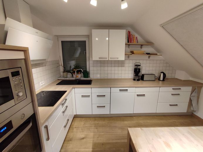Provisionsfrei: Lichtdurchflutete DG-Wohnung mit 16 m² Dachterrasse, Aufzug & TG-Stellplatz – Küche