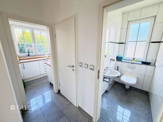 Wohnen und Arbeiten vereint im Kölner Norden – Gewerbe - Küche und WC