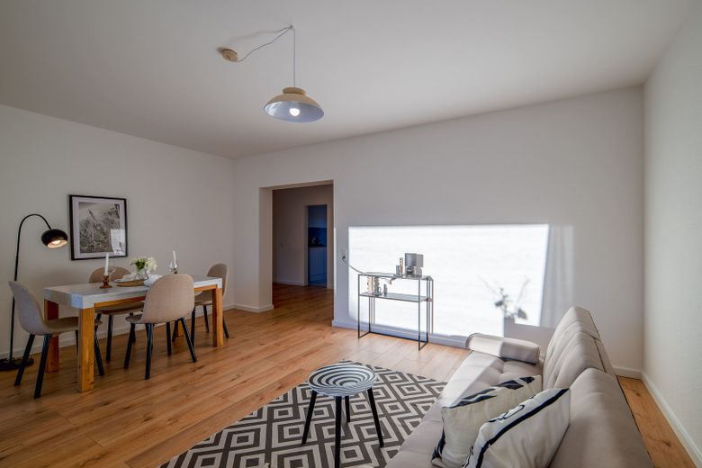 Leere, provisionsfreie und helle 3-Zi.-Whg. mit Balkon und Stellplatz – Wohnzimmer