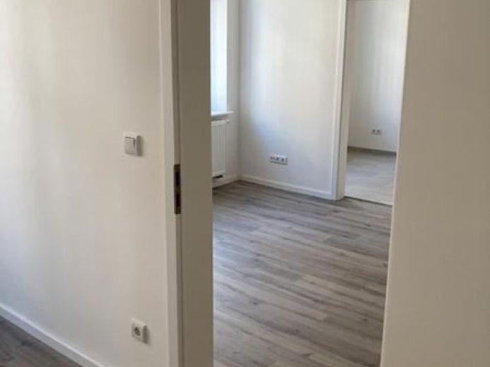 Zweitbezug nach Sanierung! Großzügige 3-Zimmerwohnung mit Laminat, Balkon, Wanne und Einbauküche! – Foto 1