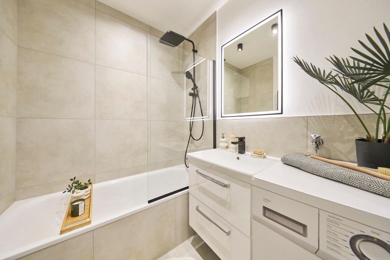 Prima occupazione dopo la ristrutturazione: luminoso appartamento di 3 locali con cortile interno verde e balcone soleggiato – da privato – Badezimmer mit Badewanne
