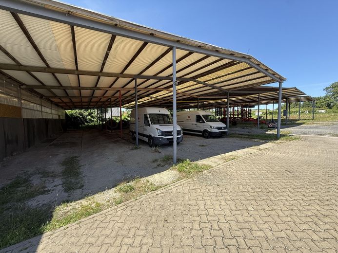 Modernes Technikcenter mit Ausstellungshalle und großem Grundstück direkt an der B444 – Unterstand
